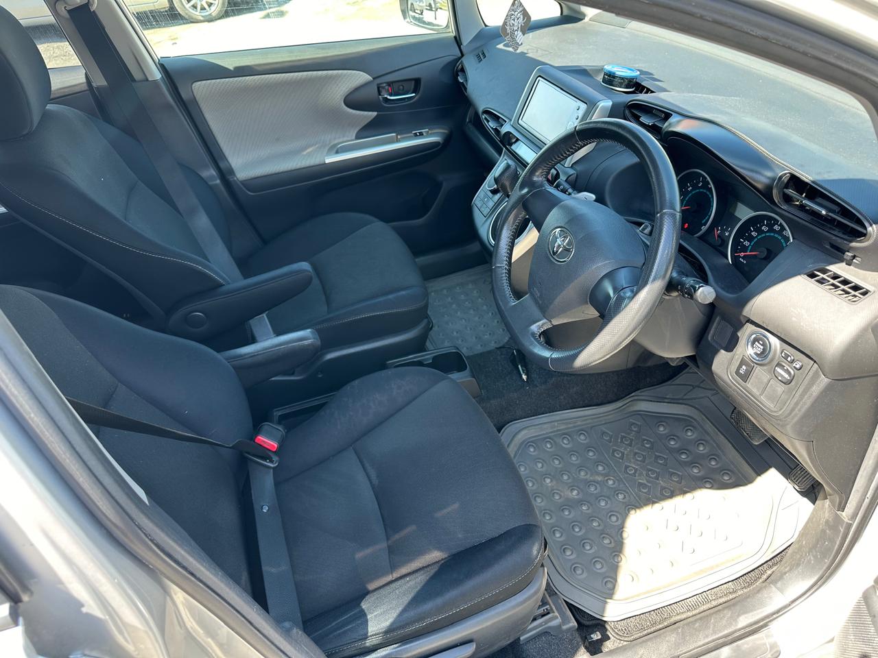 TOYOTA Wish 2010 год